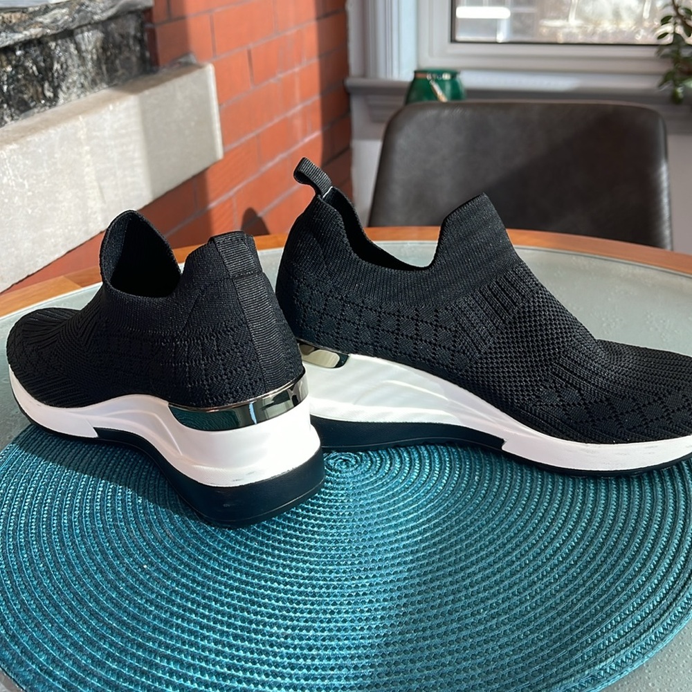 Stylish Black Slip-On Women's Sneakers - Picture 6 of 8
